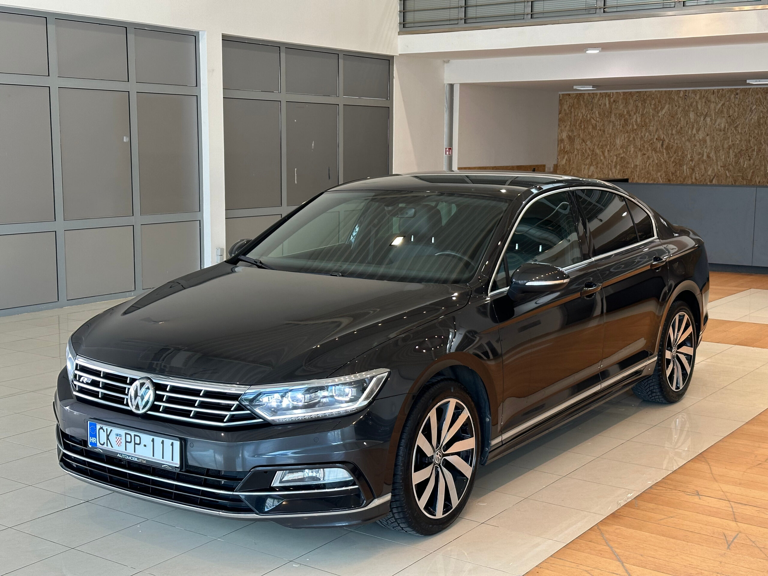 VW Passat 1,6 TDI DSG "R"